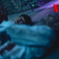 Foto yang dirilis Netflix menggambarkan perjalanan sulit Song Joong Ki yang nekat melarikan diri dari Korea Utara ke Belgia, berharap dapat memulai kehidupan baru. Seperti pesan mendiang ibunya, Loh Kiwan berjuang untuk bertahan hidup di sana. Foto: dok. Netflix