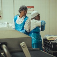 Begitu tiba di negara asing, karakter Song Joong Ki mengalami kesulitan untuk mendapatkan status pengungsi yang dia perlukan untuk memulai kehidupan baru. Sedangkan lawan main Song Joong Ki, Choi Sung Eun dikisahkan sebagai penembak Korea yang tergabung dalam timnas Belgia dan menderita setelah kematian ibunya. Foto: dok. Netflix