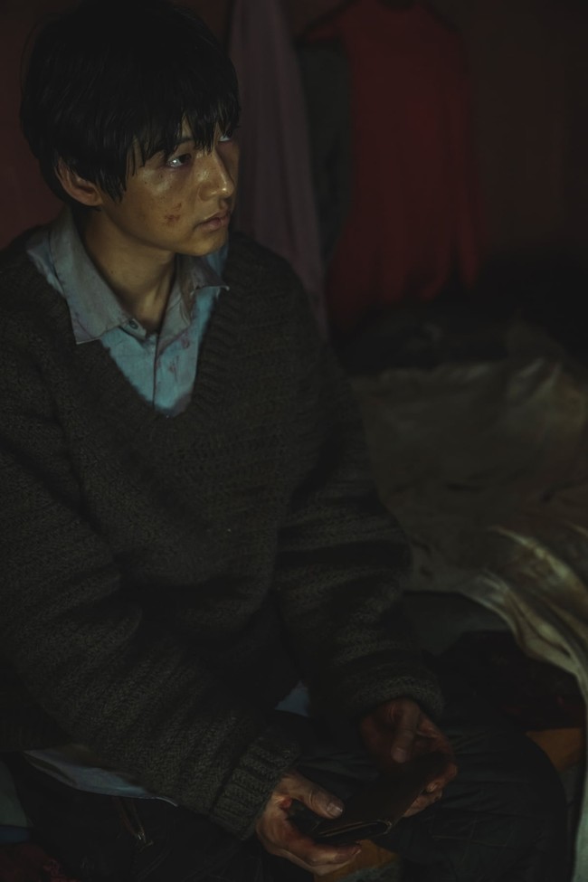 Berbeda dengan Loh Kiwan, yang berjuang untuk bertahan hidup di Belgia. Marie tidak punya lagi alasan untuk hidup. Keduanya bertemu di masa tersulit masing-masing dan menemukan kenyamanan. Foto: dok. Netflix