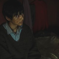 Berbeda dengan Loh Kiwan, yang berjuang untuk bertahan hidup di Belgia. Marie tidak punya lagi alasan untuk hidup. Keduanya bertemu di masa tersulit masing-masing dan menemukan kenyamanan. Foto: dok. Netflix