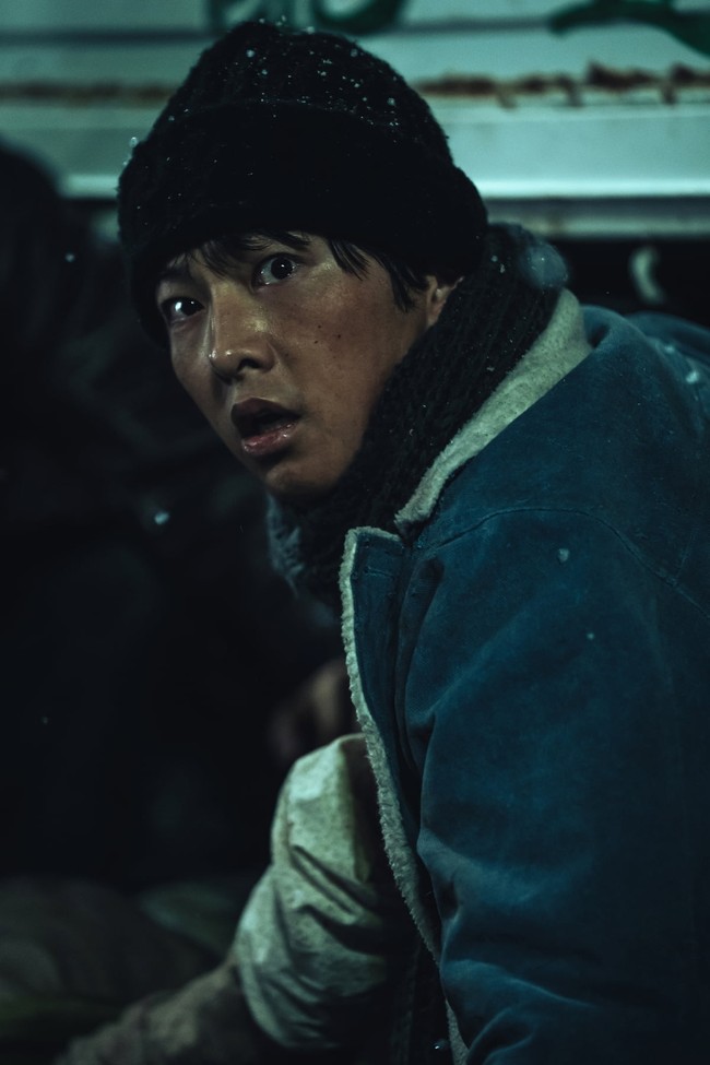 Song Joong Ki bertransformasi jadi pembelot Korea Utara dalam film terbaru, My Name is Loh Kiwan. Sang aktor memulai syuting film garapan Netflix tersebut di awal pernikahannya dengan Katy Louise Saunders di Hungaria pada bulan Februari 2023. Foto: dok. Netflix