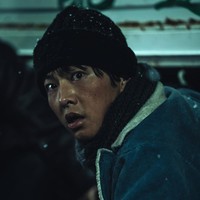 Song Joong Ki bertransformasi jadi pembelot Korea Utara dalam film terbaru, My Name is Loh Kiwan. Sang aktor memulai syuting film garapan Netflix tersebut di awal pernikahannya dengan Katy Louise Saunders di Hungaria pada bulan Februari 2023. Foto: dok. Netflix