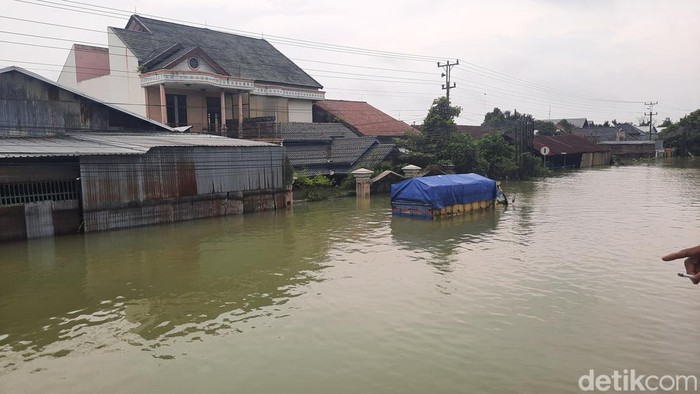 Truk terendam di jalur Panur Demak-Kudus, Sabtu (10/2/2024).