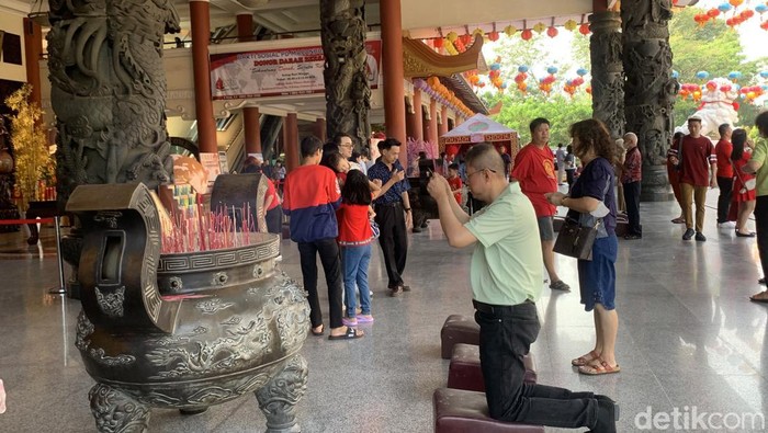 Umat etnis Tionghoa saat beribadah di Maha Vihara Maitreya Medan (Kartika Sari/detikSumut)