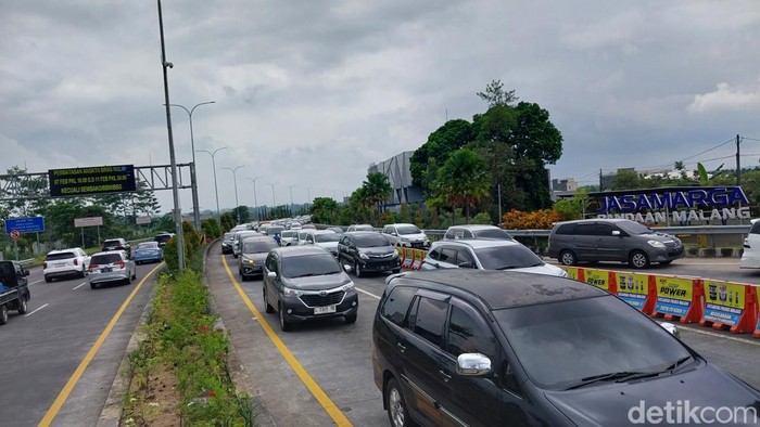 Volume kendaraan meningkat di Karanglo-Karangploso Malang saat libur Imlek