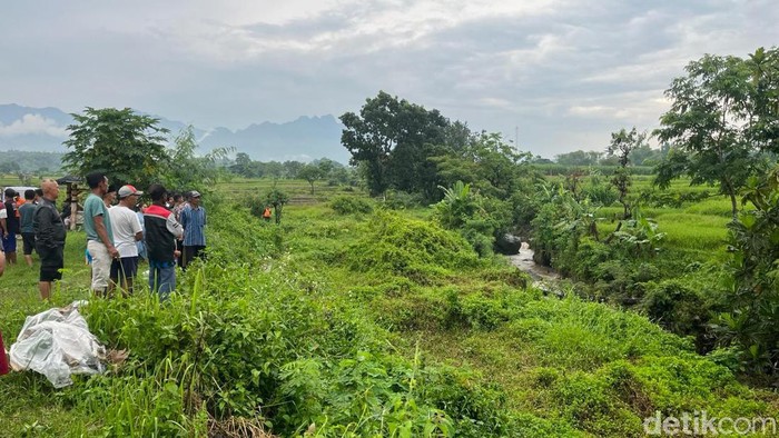 Warga melihat lokasi tenggelamnya pasutri di Sungai Banyak Mojokerto