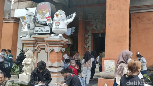 Warga tampak memadati kantor KPU Kota Denpasar di Jalan Raya Puputan, Denpasar, untuk mengurus proses pindah memilih pada Senin (15/1/2024). (Ni Made Lastri Karsiani Putri-detikBali)