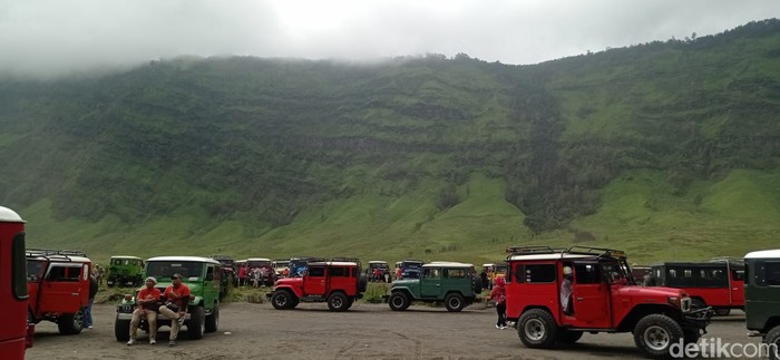 wisatawan Bromo selama liburan Imlek