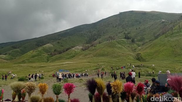 wisatawan Bromo selama liburan Imlek