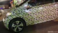 Wuling Cloud EV itu terlihat melintasi jalanan yang terkenal macet, yakni di persimpangan pasar tradisional. Namun, tak banyak masyarakat setempat yang memalingkan pandangannya ke arah mobil listrik tersebut. Foto: Septian Farhan Nurhuda / detik.com