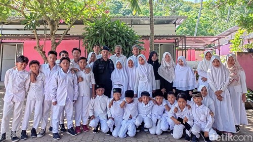 Aipda Muzakki, anggota Satuan Brimob Polda NTB bersama guru dan siswa di Yayasan Riyadlul Wardiyah Abdul Mugni, Minggu (11/2/2024). (Ahmad Viqi/detikBali)