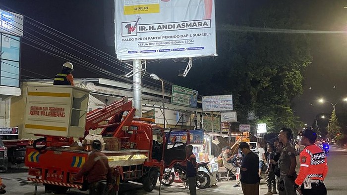Anggota Satpol PP Palembang melakukan penertiban APK di jalan protokol memasuki masa tenang.