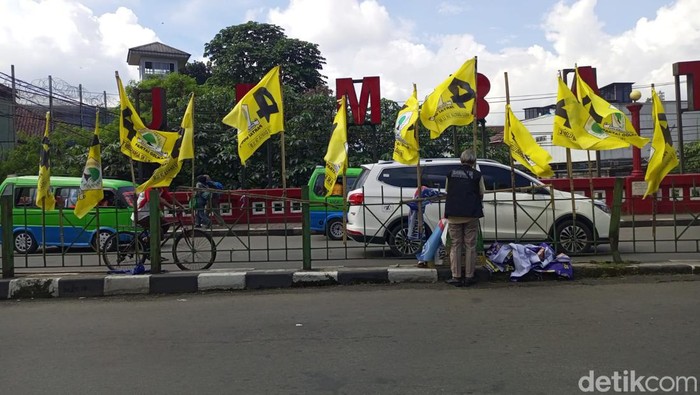 APK di Jalan Kota Bogor ditertibkan di masa tenang Pemilu 2024. (M Sholihin/detikcom)