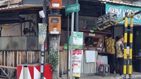 Alat peraga kampanye (APK) di perkampungan juga masih terpasang saat masa tenang Pemilu 2024. Seperti di Jalan Gubeng Kertajaya VIIC.