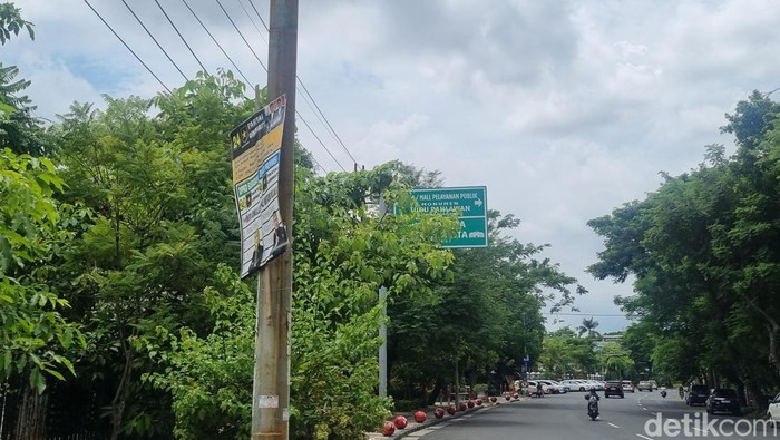 APK Masih Terpasang di Perkampungan dan Pinggir Jalan Raya Surabaya APK Masih Terpasang di Perkampungan dan Pinggir Jalan Raya Surabaya