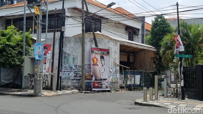 APK Masih Terpasang di Perkampungan dan Pinggir Jalan Raya Surabaya APK Masih Terpasang di Perkampungan dan Pinggir Jalan Raya Surabaya