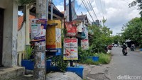 Sejumlah alat peraga kanpanye (APK) berupa banner juga masih banyak terpasang diperkampungan saat masa tenang Pemilu 2024. Seperti dijalan Gubeng Kertajaya IX.