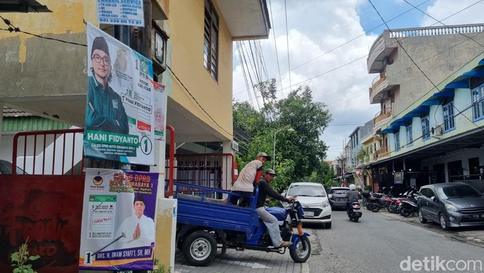 APK yang masih terpasang di perkampungan hingga pinggir jalan raya Surabaya.