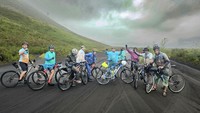 Ketua Permata Cycling Community Agus Suprata (kanan) menyematkan medali penghargaan kepada peserta tertua Tour Bromo Exotic 2024 di Lautan Pasir, Gunung Bromo, Jawa Timur. 