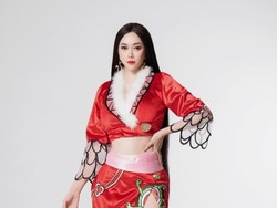 Gaya Aura Kasih Sambut Imlek 2024, Tampil Seksi Cosplay Jadi Ratu Bajak Laut