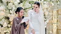 Ayu Ting Ting terus mengusap air matanya menggunakan tisu. Netizen penasaran, apa yang disampaikan oleh Bilqis saat speech di momen lamaran sang bunda. Foto: dok. TikTok Arief Taqie (fotografer: Aliencophoto)