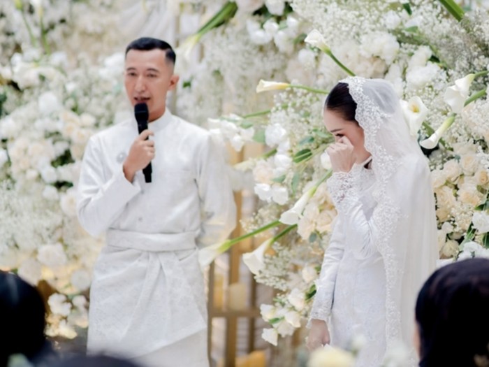 Momen haru lamaran Ayu Ting Ting.