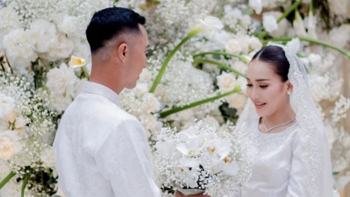 Momen haru lamaran Ayu Ting Ting.