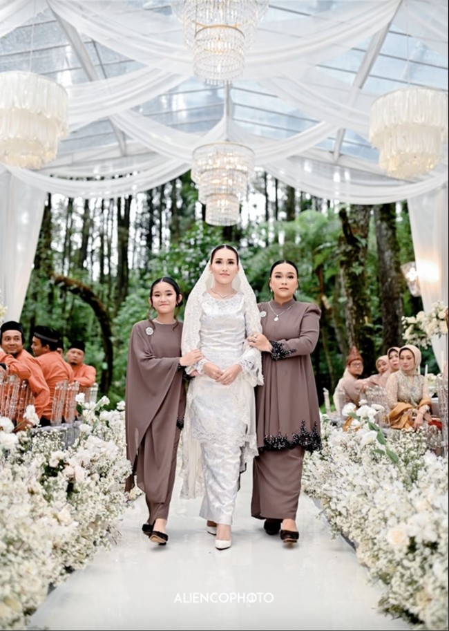 Inilah potret Ayu Ting Ting memasuki ruangan. Ia didampingi adik dan putrinya. Foto: dok. TikTok Arief Taqien (fotografer: Aliencophoto)