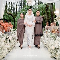 Inilah potret Ayu Ting Ting memasuki ruangan. Ia didampingi adik dan putrinya. Foto: dok. TikTok Arief Taqien (fotografer: Aliencophoto)