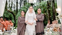 Ayu Ting Ting dan Lettu Muhammad Fardhana menggelar lamaran di salah satu hotel berbintang yang ada di kawasan Puncak, Bogor, Jawa Barat. Suasana semi outdoor dengan panorama bak berada di tengah hutan menambah keintiman acara yang hanya dihadiri oleh dua keluarga inti saja. Foto: dok. TikTok Arief Taqien (fotografer: Aliencophoto)