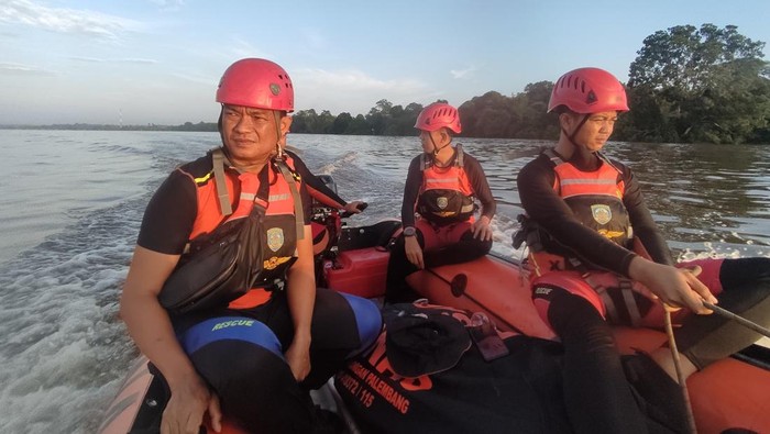 Basarnas Sumsel melakukan penyisiran sungai untuk mencari korban tenggelam dari getek yang oleng di Banyuasin.