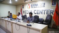 Kelima, logistik, misalnya riwayat kerusakan, kekurangan/kelebihan, tertukar, dan/atau keterlambatan. Keenam, lokasi TPS sulit dijangkau, rawan bencana, dekat dengan lembaga pendidikan/pabrik/perusahaan, dekat dengan posko/ rumah tim kampanye peserta pemilu, dan/atau lokasi khusus. 
