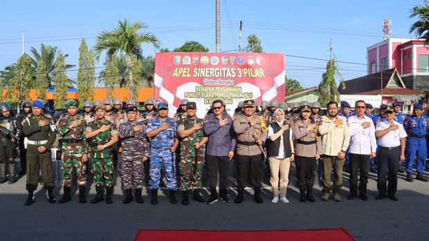 Berfoto usai apel sinergitas dalam rangka kesiapan pengamanan Pemilu 2024, di Mapolres Dumai. (Dok Polres Dumai)