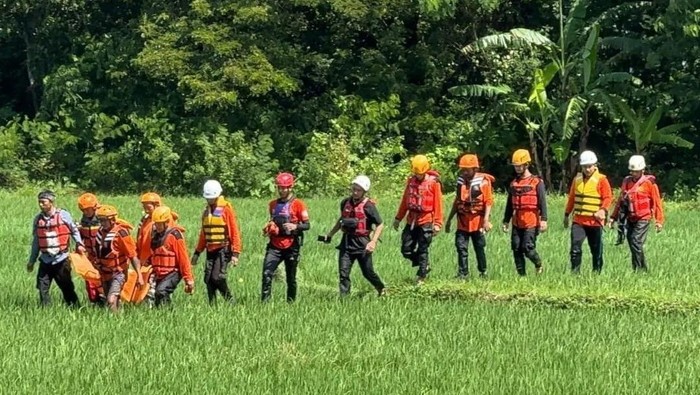 Evakuasi LGO (8) yang sempat jatuh ke sungai. Foto : Kominfo Kabupaten Karanganyar