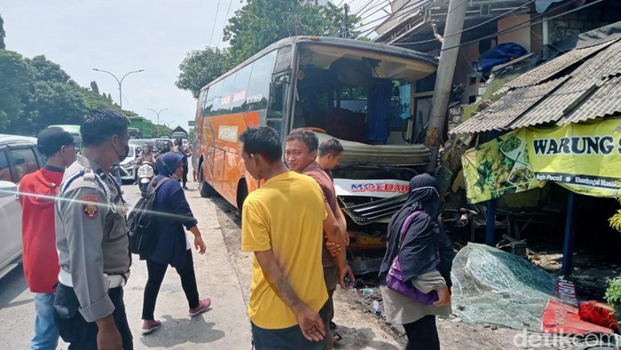 Bus Moedah dengan nopol L7985 UA menabrak tiang listrik dan warung di Lamongan.