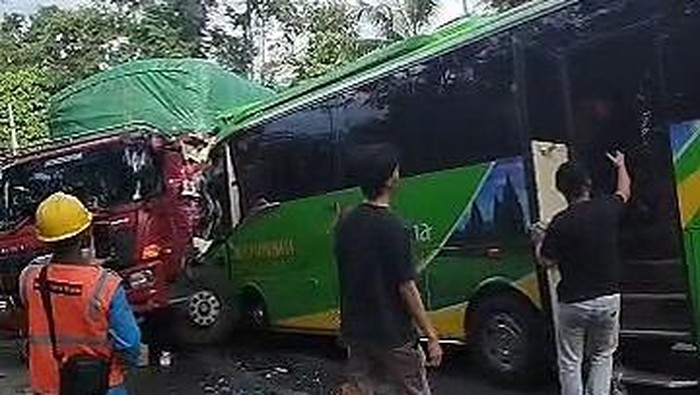 Bus tabrak fuso di tanjakan sedayu Lampung