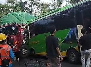 Bus Vs Fuso di Tanjakan Sedayu Lampung, Penumpang Histeris