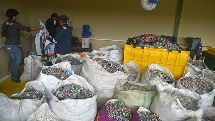 Pekerja menunjukkan papan hasil daur ulang sampah alat peraga kampanye Pemilu 2024 di TPS3R Mekarwangi, Kota Bogor, Jawa Barat, Minggu (11/2/2024). Alat peraga kampanye yang dikumpulkan dari hasil penertiban di sejumlah wilayah Kota Bogor pada masa tenang Pemilu 2024 tersebut didaur ulang menjadi produk bermanfaat dan bernilai ekonomis seperti papan dan kaso. ANTARA FOTO/Arif Firmansyah/foc.