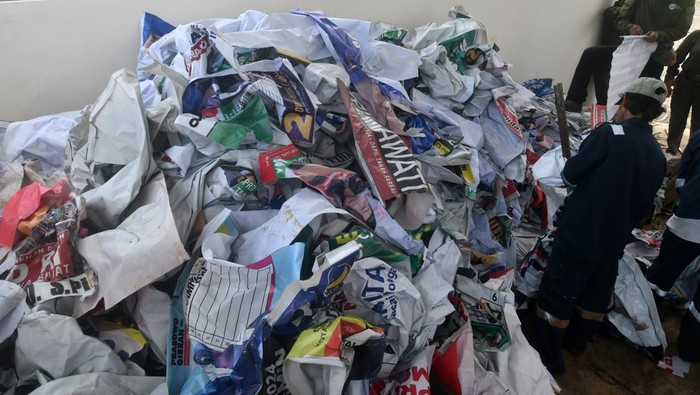 Daur ulang sampah alat peraga kampanye Pemilu 2024 Pekerja menunjukkan papan hasil daur ulang sampah alat peraga kampanye Pemilu 2024 di TPS3R Mekarwangi, Kota Bogor, Jawa Barat, Minggu (11/2/2024). Alat peraga kampanye yang dikumpulkan dari hasil penertiban di sejumlah wilayah Kota Bogor pada masa tenang Pemilu 2024 tersebut didaur ulang menjadi produk bermanfaat dan bernilai ekonomis seperti papan dan kaso. ANTARA FOTO/Arif Firmansyah/foc.