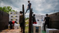 Pekerja mengangkut kotak suara Pemilu 2024 ke dalam truk untuk didistribusikan di gudang logistik KPU Penajam Paser Utara, Kalimantan Timur, Minggu (11/2/2024). ANTARA FOTO/ Rivan Awal Lingga