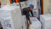Warga Suku Badui merapikan kotak suara yang akan didistribusikan ke TPS di Desa Kanekes, Lebak, Banten, Minggu (11/2/2024). ANTARA FOTO/Muhammad Bagus Khoirunas