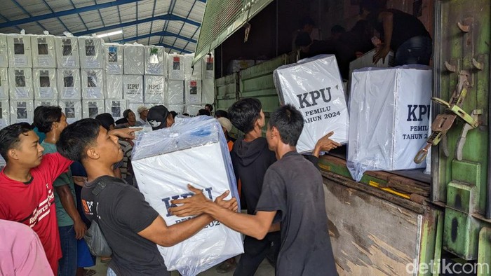 Distribusi logistik Pemilu 2024 di Tulungagung.