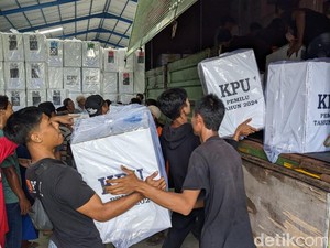 28 Trailer Angkut Logistik Pemilu 2024 ke 10 Kecamatan di Tulungagung