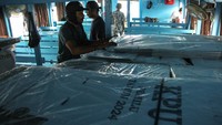 KPU Kota Makassar mulai mendistribusikan logistik Pemilu 2024 untuk 41 TPS yang tersebar di sejumlah pulau di Kecamatan Sangkarrang, Makassar dengan jumlah DPT sebanyak 10.261 orang. ANTARA FOTO/Arnas Padda