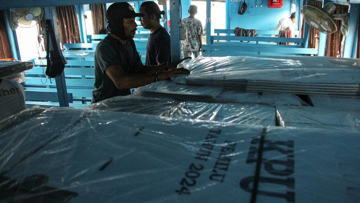 Pekerja menata logistik Pemilu 2024 di atas kapal untuk didistribusikan ke sejumlah pulau di Pelabuhan Paotere, Makassar, Sulawesi Selatan, Minggu (11/2/2024). KPU Kota Makassar mulai mendistribusikan logistik Pemilu 2024 untuk 41 TPS yang tersebar di sejumlah pulau di Kecamatan Sangkarrang, Makassar dengan jumlah DPT sebanyak 10.261 orang. ANTARA FOTO/Arnas Padda/nz