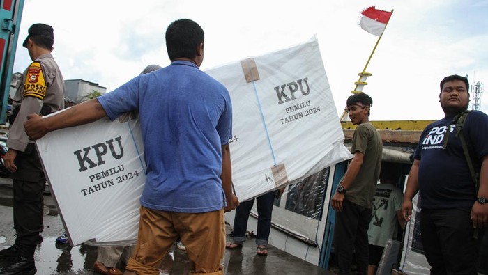 Distribusi logistik Pemilu 2024 ke pulau di Makassar Pekerja menata logistik Pemilu 2024 di atas kapal untuk didistribusikan ke sejumlah pulau di Pelabuhan Paotere, Makassar, Sulawesi Selatan, Minggu (11/2/2024). KPU Kota Makassar mulai mendistribusikan logistik Pemilu 2024 untuk 41 TPS yang tersebar di sejumlah pulau di Kecamatan Sangkarrang, Makassar dengan jumlah DPT sebanyak 10.261 orang. ANTARA FOTO/Arnas Padda/nz