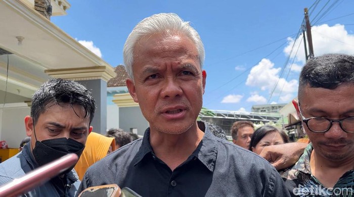 Ganjar Pranowo ditemui di rumah duka Blacius Subono, Jebres, Solo, Minggu (11/2/2024).