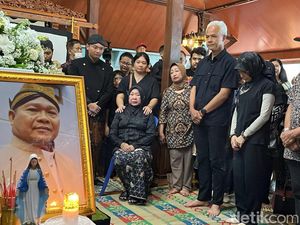 Ganjar Melayat ke Rumah Duka Blacius Subono yang Meninggal Saat Kampanye
