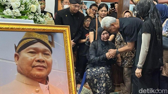 Ganjar Pranowo melayat di rumah duka Blacius Subono di Jebres, Solo, Minggu (11/2/2024).
