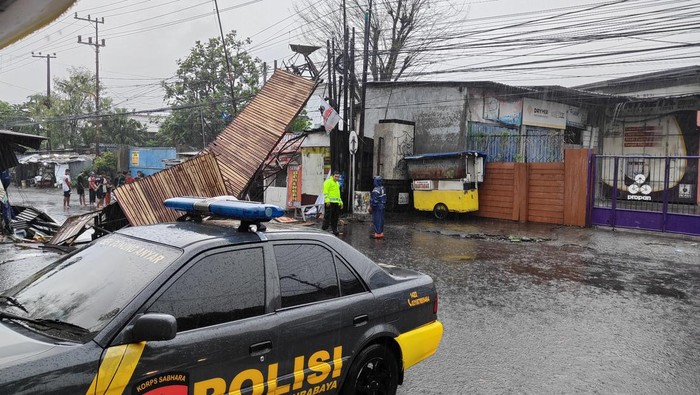 Gapura Tapal Batas Surabaya-Sidoarjo di Rungkut Menanggal Ambruk Diterjang Hujan Angin